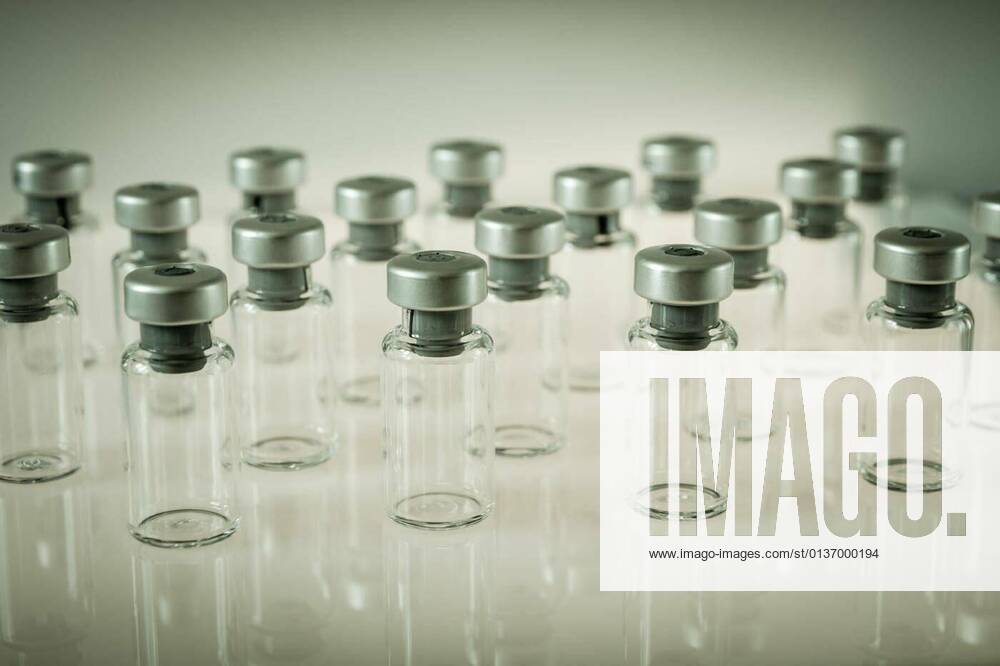 IMAGO Creative: 2022 Aussichten Vaccine glass bottles on grey background, 13.10.2020,