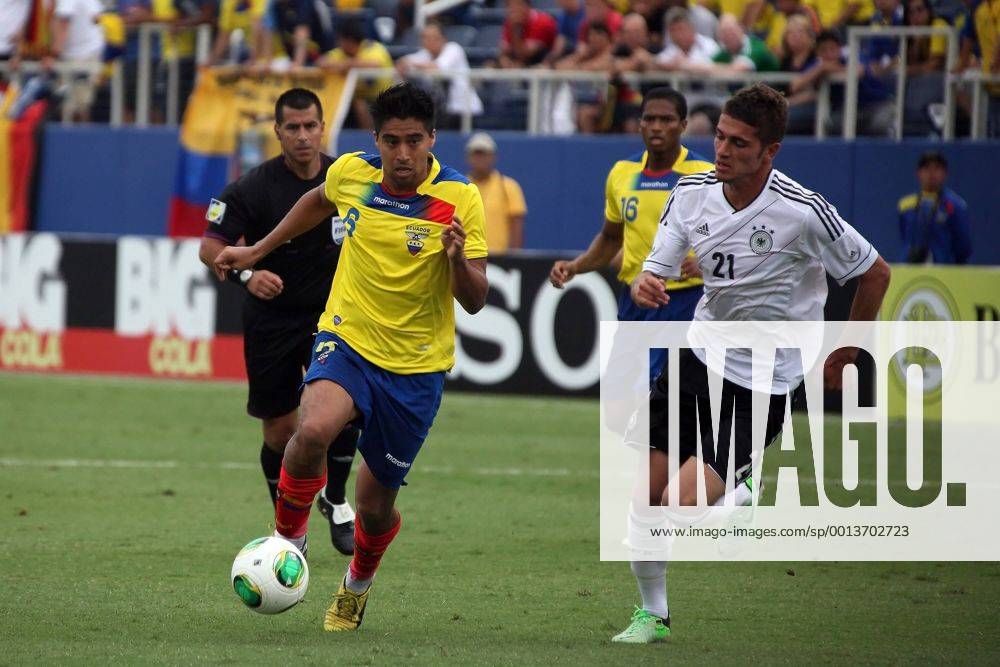 Christian Noboa (ECU) gegen Roman Neustädter (D) - Länderspiel Deutschland gegen Ecuador