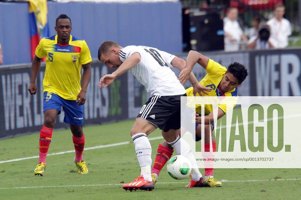 Christian Noboa (ECU) gegen Lukas Podolski (D) - Länderspiel Deutschland vs. Ecuador