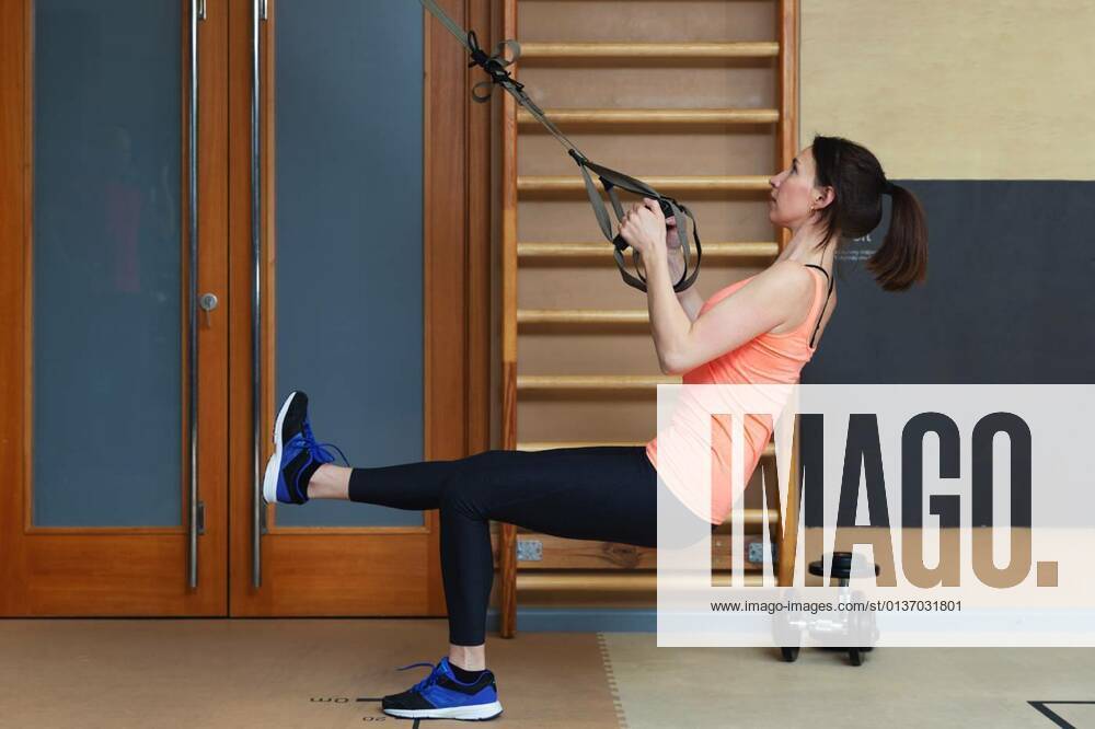 IMAGO Creative, Neujahr, Vorsätze, Sport Woman exercising with suspension training trx. Total body resistance exercises model released, Symbolfoto, 13.10.2020,