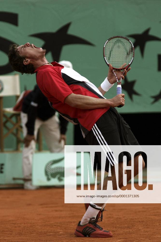 Marat Safin (Rußland) verzweifelt Tennis Herren French Open 2004, Grand Slam, ATP Tour, Sand, Sandplatz, Sandplatztennis, Sandplatzturnier, Einzelbild Roland Garros Paris Enttäuschung, Verzweiflung, Wut