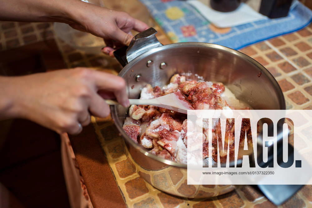 IMAGO Creative, Jahreszeit Sommer, Food, Marmelade kochen From above of crop anonymous person with spatula mixing fresh fig pieces with sugar in cooker while preparing jam in kitchen, Model released JuanAlbertoRuiz_FigJam_13.jpg