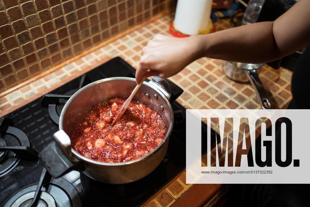 IMAGO Creative, Jahreszeit Sommer, Food, Marmelade kochen From above of crop anonymous person stirring fig confiture in cooker on stove at home, Model released JuanAlbertoRuiz_FigJam_15.jpg