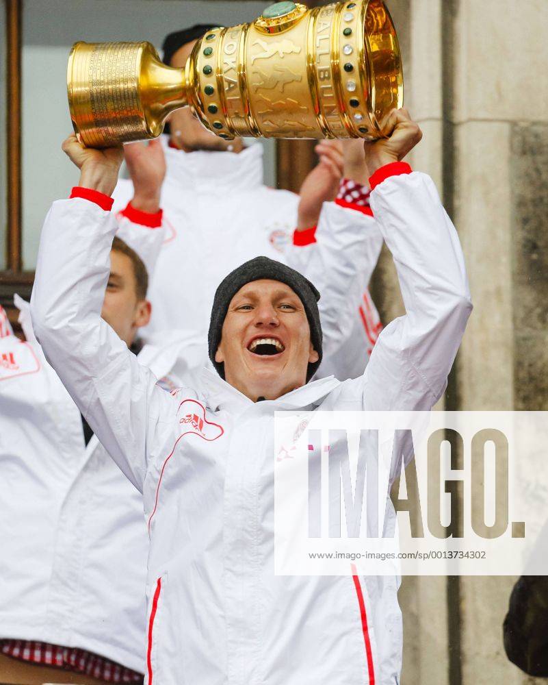 Bastian Schweinsteiger (Bayern 31) Jubel, Freude, Emotionen, Feiern, Lachen, jubelt, freuen, Mannschaft FC Bayern feiert das Triple mit DFB-Pokal, Champions League Pott und mit Schale, Meisterschale, Trophäe mit Fans auf der Leopoldstrasse und auf dem Rathausbalkon am Münchner Marienplatz Fussball 1. Bundesliga , München, am 02.06.2013 FCB, CL, DFB, Meister