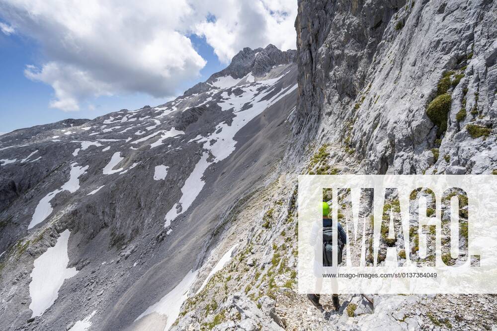 Hiker looks into the distance, hiking trail Hermann von Barth way to Partenkirchner Dreitorspitze, view to Leutascher Platt with summit Leutascher Dreitorspitze, Wettersteingebirge, Bavaria, Germany, Europe