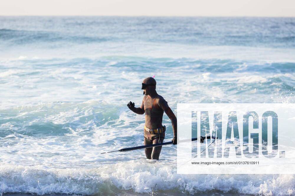 IMAGO Creative: Sommer Sport - Strand Spearfishing Diver Beach Ocean Entry Closeup, 13.10.2020,