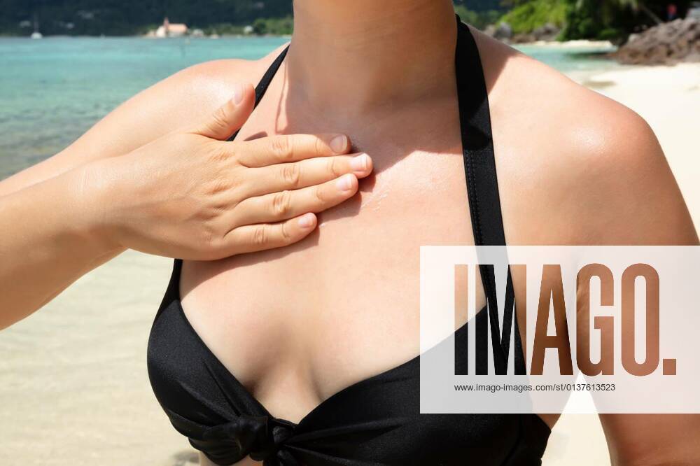 IMAGO Creative, Jahreszeit Sommer, Sonnenschutz Woman Applying Sunscreen Lotion On Her Body model released, Symbolfoto, 13.10.2020,