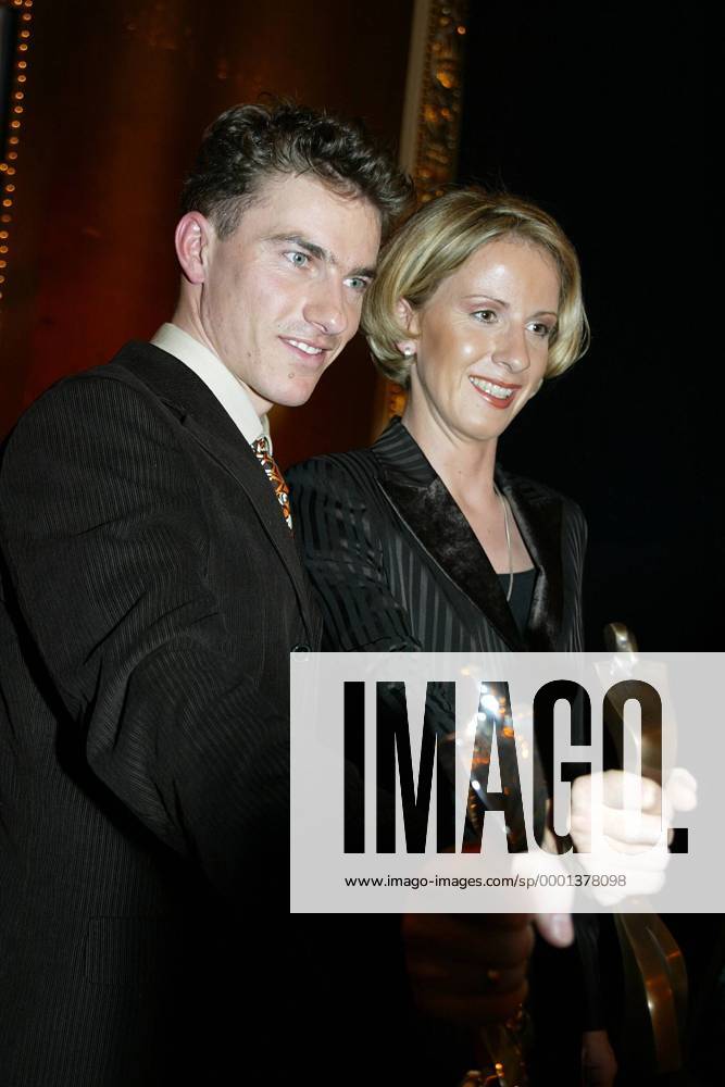 Rene Sommerfeldt, Zweitplazierter bei der Wahl zum Sportler des Jahres 2004, präsentiert mit Judith Arndt (beide Deutschland), der Drittplazierten bei der Wahl zur Sportlerin des Jahres 2004, die Trophäen Nordischer Skilauf Herren Wahl zum Sportler des Jahres 2004, Sportlerwahl, Gala, Sportgala, Ehrung, Sportlerehrung, Gruppe Baden Baden