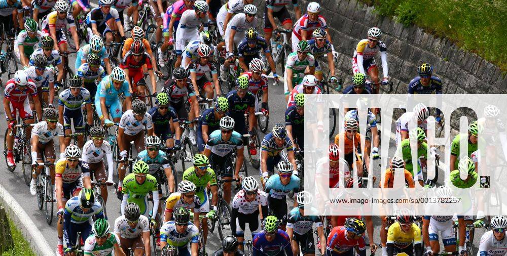 77. Radsport Tour de Suisse 4 Etappe Innertkirchen - Buochs Billd zeigt das Peloton kurz nach dem Start Aktion Fahrerfeld Peloton Foto