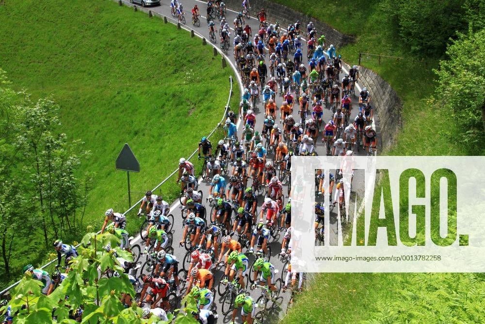 77. Radsport Tour de Suisse 4 Etappe Innertkirchen - Buochs Billd zeigt das Peloton kurz nach dem Start Aktion Fahrerfeld Peloton Foto