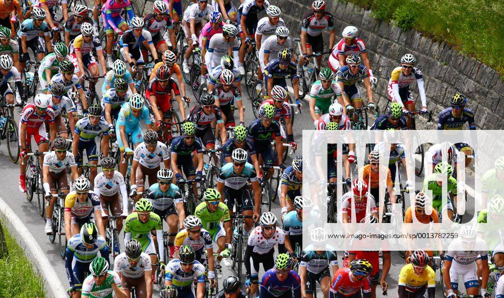 77. Radsport Tour de Suisse 4 Etappe Innertkirchen - Buochs Billd zeigt das Peloton kurz nach dem Start Aktion Fahrerfeld Peloton Foto