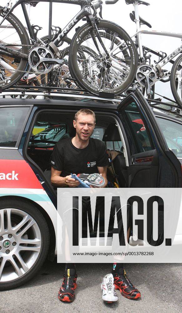 Schweiz, Innertkirchen 11.06.2013 : Radsport Tour de Suisse 2013 4.Etappe Innertkirchen-Buochs VOIGT Jens (GER) RADIOSHACK LEOPARD (RLT) beim Schuhe putzen