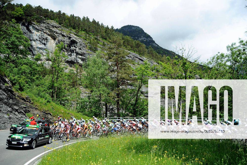 Peleton - Peloton - Fahrerfeld ausgangs Innertkirchen an der Aareschlucht unterwegs - Aktion - quer - Event: Tour de Suisse 2013 - 4.Etappe: Innertkirchen nach Buochs 174.4 km - Location: Schweiz - Europa - Datum: 11.06.2013