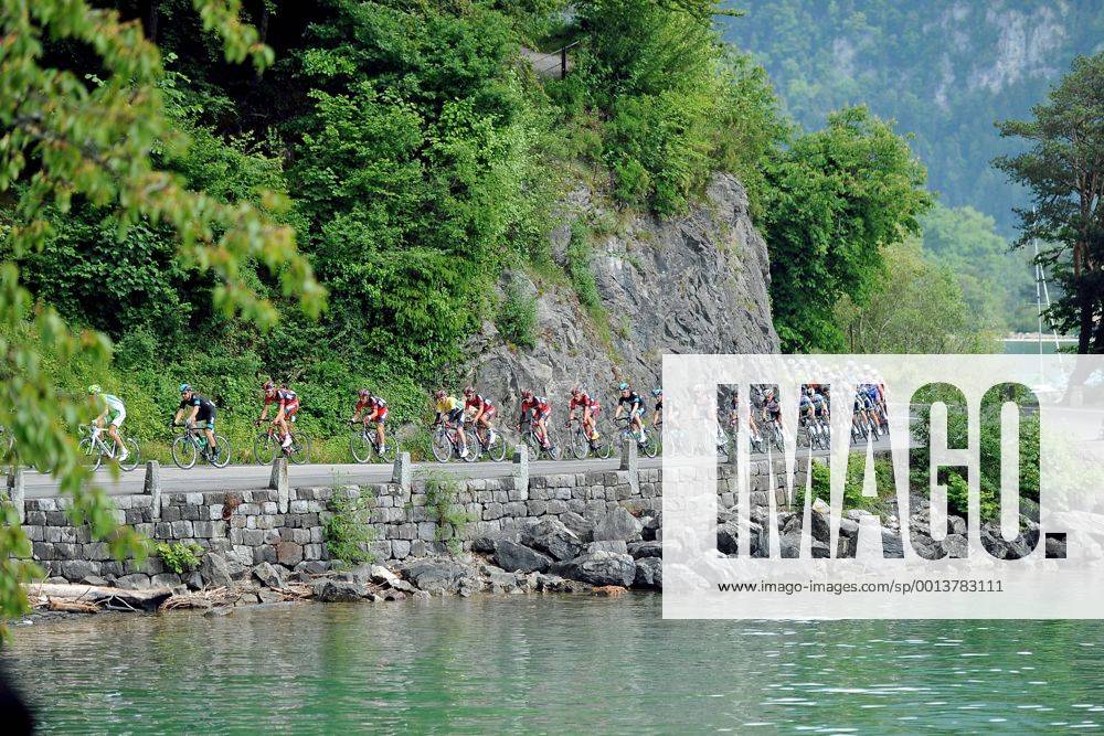 Peleton - Peloton - Fahrerfeld passiert die Ufer des Thuner Sees - Aktion - quer - Event: Tour de Suisse 2013 - 4.Etappe: Innertkirchen nach Buochs 174.4 km - Location: Schweiz - Europa - Datum: 11.06.2013