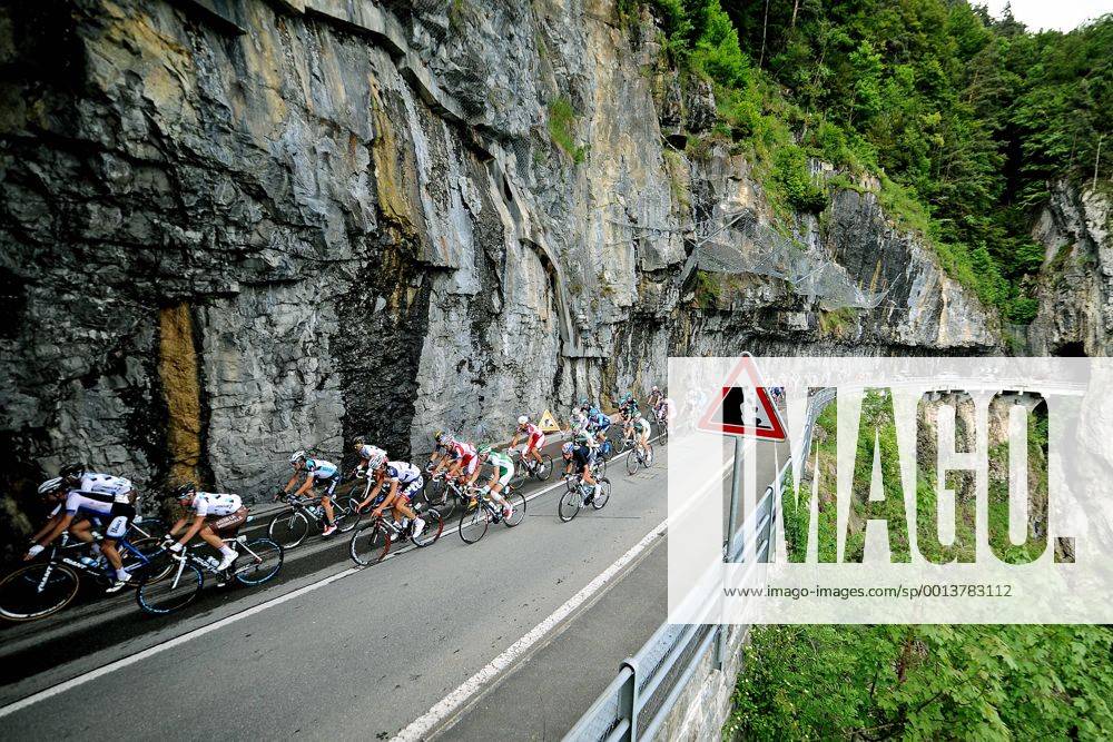 Peleton - Peloton - Fahrerfeld passiert die Uferstrasse des Thuner Sees - Aktion - quer - Event: Tour de Suisse 2013 - 4.Etappe: Innertkirchen nach Buochs 174.4 km - Location: Schweiz - Europa - Datum: 11.06.2013