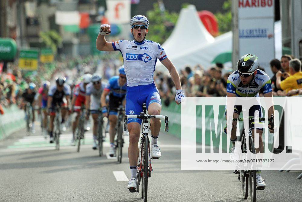 Arnaud DEMARE ( FRA FDJ - Francaise des Jeux ) gewinnt die vierte Etappe der Tour de Suisse im Massensprint vor Matthew GOSS ( AUS Orica - GreenEdge ) - Jubel - Freude - Emotionen - Aktion - quer - Event: Tour de Suisse 2013 - 4.Etappe: Innertkirchen nach Buochs 174.4 km - Location: Schweiz - Europa - Datum: 11.06.2013
