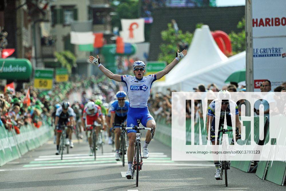 Arnaud DEMARE ( FRA FDJ - Francaise des Jeux ) gewinnt die vierte Etappe der Tour de Suisse im Massensprint vor Matthew GOSS ( AUS Orica - GreenEdge ) - Jubel - Freude - Emotionen - Aktion - quer - Event: Tour de Suisse 2013 - 4.Etappe: Innertkirchen nach Buochs 174.4 km - Location: Schweiz - Europa - Datum: 11.06.2013