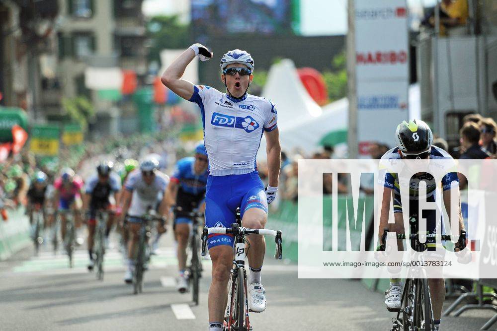 Arnaud DEMARE ( FRA FDJ - Francaise des Jeux ) gewinnt die vierte Etappe der Tour de Suisse im Massensprint vor Matthew GOSS ( AUS Orica - GreenEdge ) - Jubel - Freude - Emotionen - Aktion - quer - Event: Tour de Suisse 2013 - 4.Etappe: Innertkirchen nach Buochs 174.4 km - Location: Schweiz - Europa - Datum: 11.06.2013