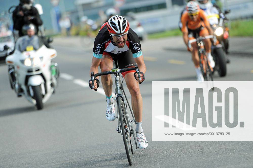 Jens VOIGT ( GER RadioShack - Leopard ) attackiert kurz vor dem Ende der Etappe seinen letzten Konkurrenten aus der Spitzengruppe - Aktion - quer - Event: Tour de Suisse 2013 - 4.Etappe: Innertkirchen nach Buochs 174.4 km - Location: Schweiz - Europa - Datum: 11.06.2013