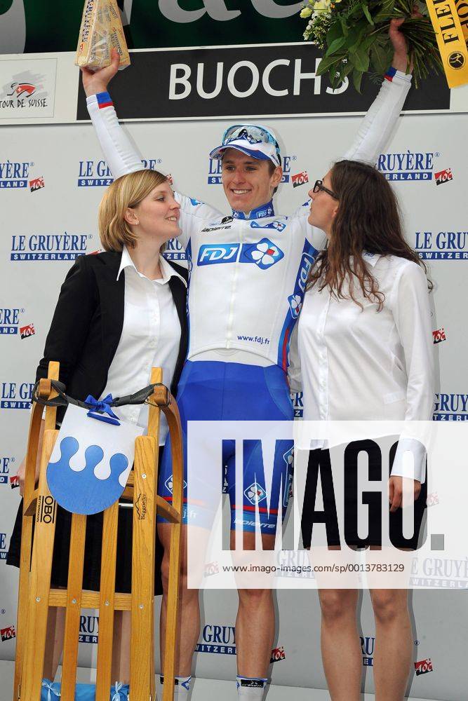Arnaud DEMARE ( FRA FDJ - Francaise des Jeux ) gewinnt die vierte Etappe der Tour de Suisse und kann sich über einen neuen Schlitten und guten schweizer Käse freuen - Siegerehrung - Podium - Jubel - Freude - Emotionen - Aktion - hoch - Event: Tour de Suisse 2013 - 4.Etappe: Innertkirchen nach Buochs 174.4 km - Location: Schweiz - Europa - Datum: 11.06.2013