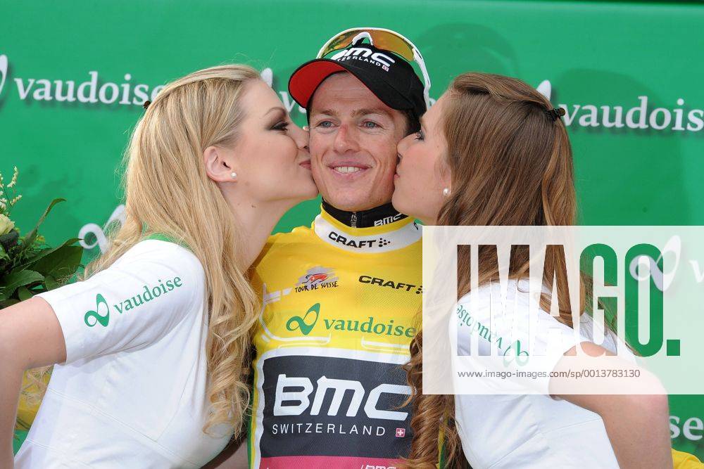 Matthias FRANK ( SWI BMC Racing Team ) behauptet auch nach der vierten Etappe das goldene gelbe Führungstrikot der schweizer Landesrundfahrt - Jubel - Freude - Emotionen - Aktion - quer - Event: Tour de Suisse 2013 - 4.Etappe: Innertkirchen nach Buochs 174.4 km - Location: Schweiz - Europa - Datum: 11.06.2013