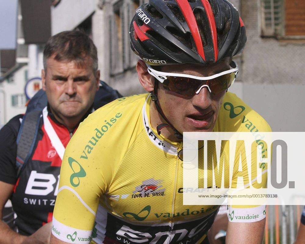 Schweiz, Buochs 11.06.2013: Tour De Suisse 2013, 4. Etappe Innertkirchen-Buochs, Ziel, FRANK Mathias (SUI) BMC RACING TEAM (BMC) in gelb mit Betreuer