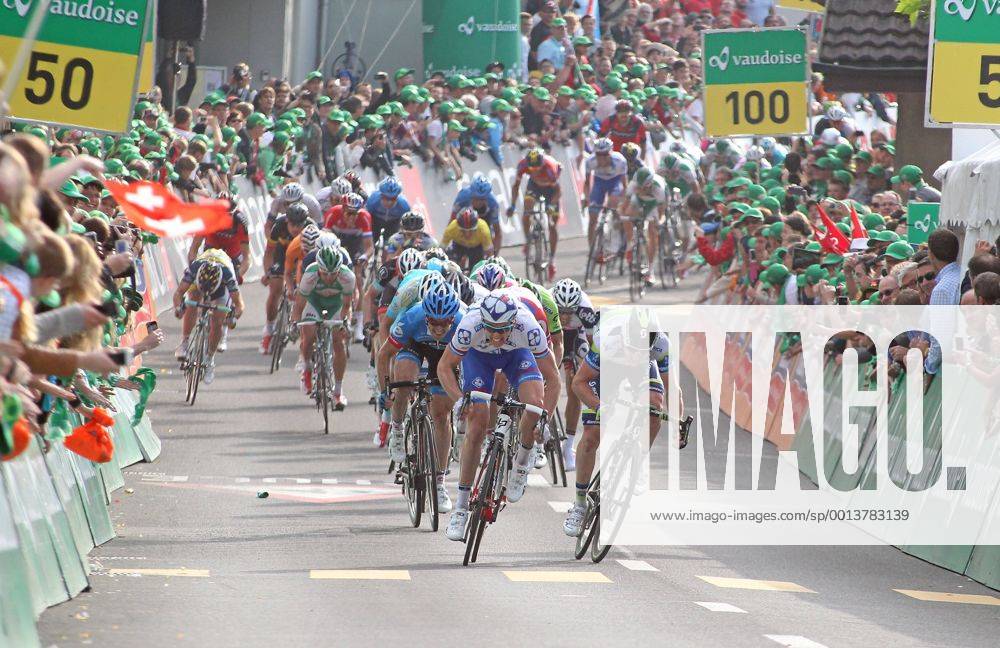 Schweiz, Buochs 11.06.2013 : Radsport Tour de Suisse 2013 4. Etappe Innertkirchen-Buochs Zielsprint zwischen DEMARE Arnaud (Fra) FDJ (FDJ) Sieger und GOSS Matthew Harley (Aus) ORICA - GREENEDGE (OGE) 2. Platz