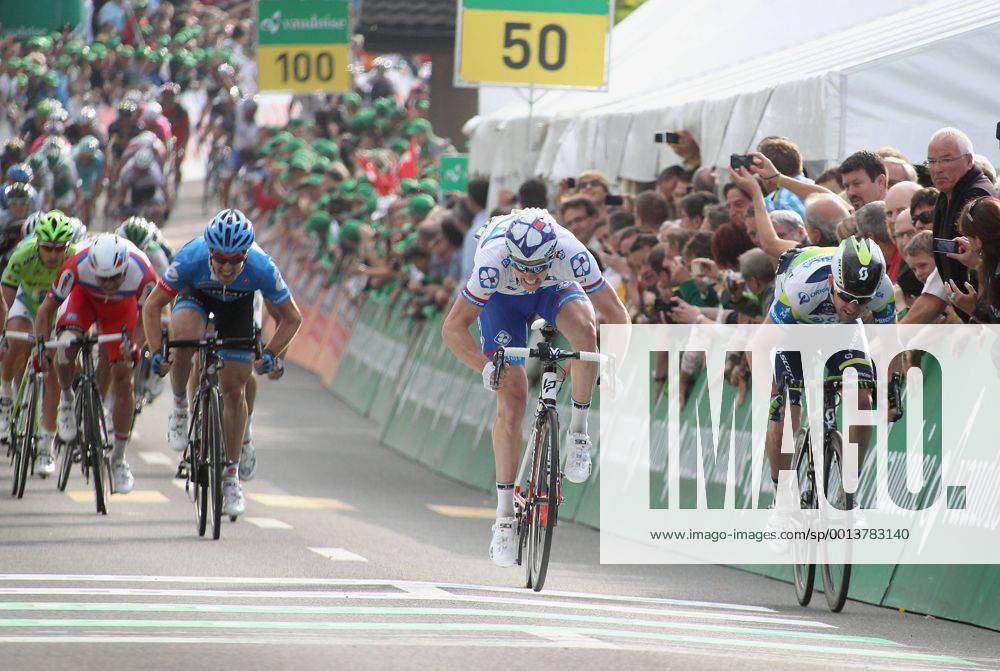 Schweiz, Buochs 11.06.2013 : Radsport Tour de Suisse 2013 4. Etappe Innertkirchen-Buochs Zielsprint zwischen DEMARE Arnaud (Fra) FDJ (FDJ) Sieger und GOSS Matthew Harley (Aus) ORICA - GREENEDGE (OGE) 2. Platz