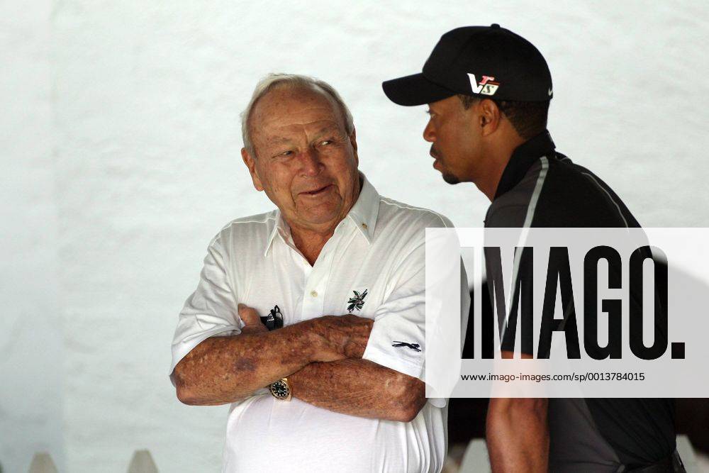 Ardmore, PA, USA - Golf legend Arnold Palmer chats with Tiger Woods near the first hole before the start of Tiger s practice round for the U.S. Open golf championship at Merion Golf Club in Ardmore, Pennsylvania, Tuesday, June 11, 2013. U.S. Open - ZUMAm67