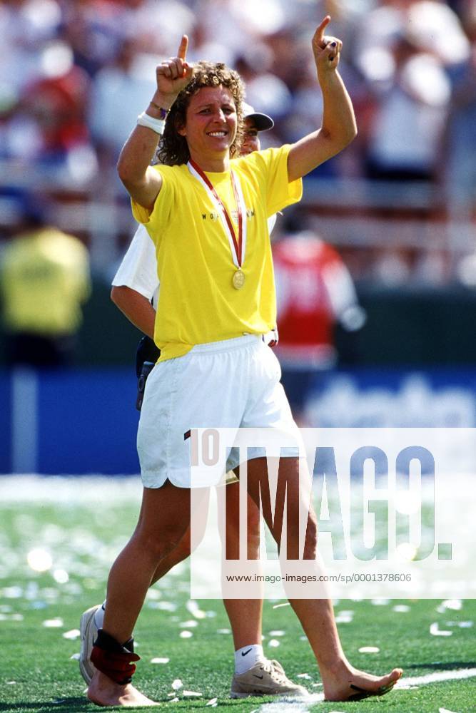 Michelle Akers (USA) bejubelt den Gewinn des Endspiels der Weltmeisterschaft 1999 - (Icon6001881) Fußball WM Damen Weltmeisterschaft 1999, Länderspiel, Frauen, Frauenfußball, Finale, Endspiel Einzelbild Nationalmannschaft, Nationalteam, Pasadena Freude,
