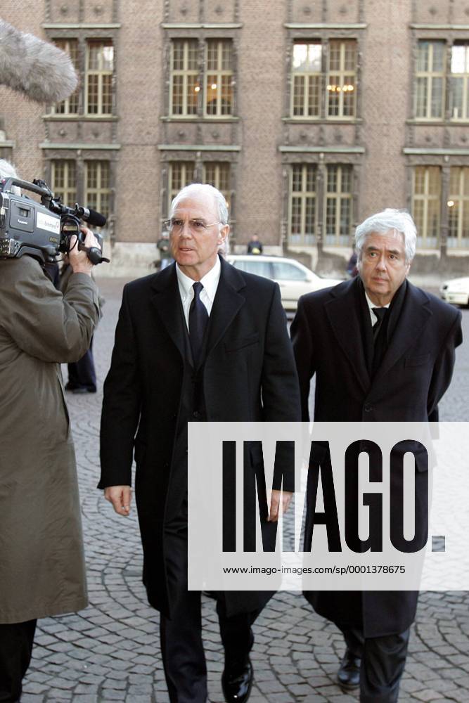 Präsident Franz Beckenbauer (li.) und Vizepräsident Prof. Dr. Fritz Scherer (beide FC Bayern München) während ihrer Ankunft zur Trauerfeier anlässlich des Todesfalls von Aufsichtsratschef F. Böhmert (SV Werder Bremen) Fußball 1. BL Herren Trauerfeier 2005, Todesfall, Trauer, Beerdigung, Gruppe Bremen