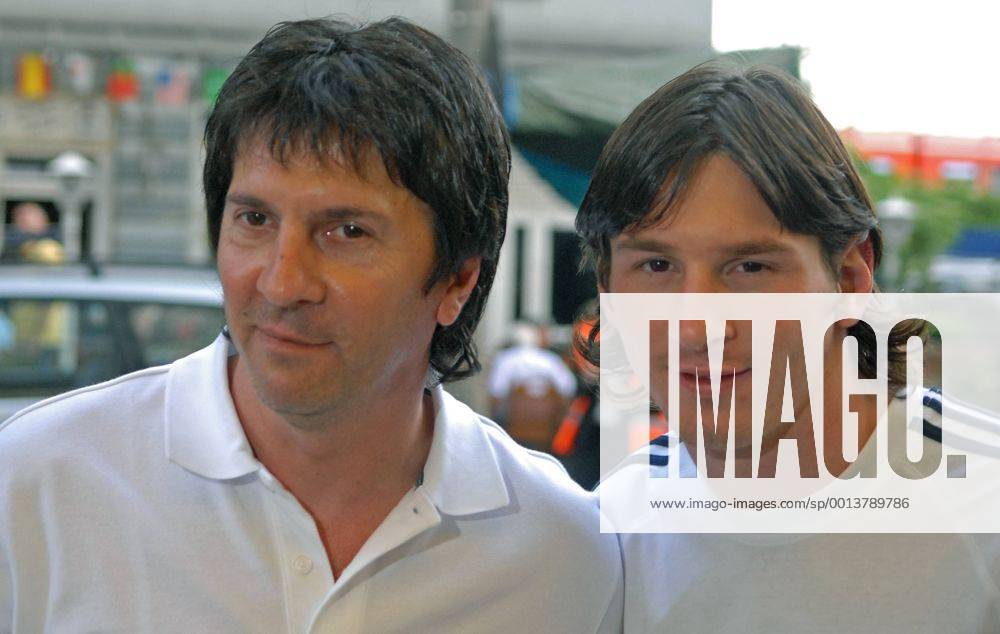 Lionel Messi (ARG) und sein Vater Jorge Horacio in Nürnberg, WM 2006 in Deutschland. Foto: Sebastiao de Souza