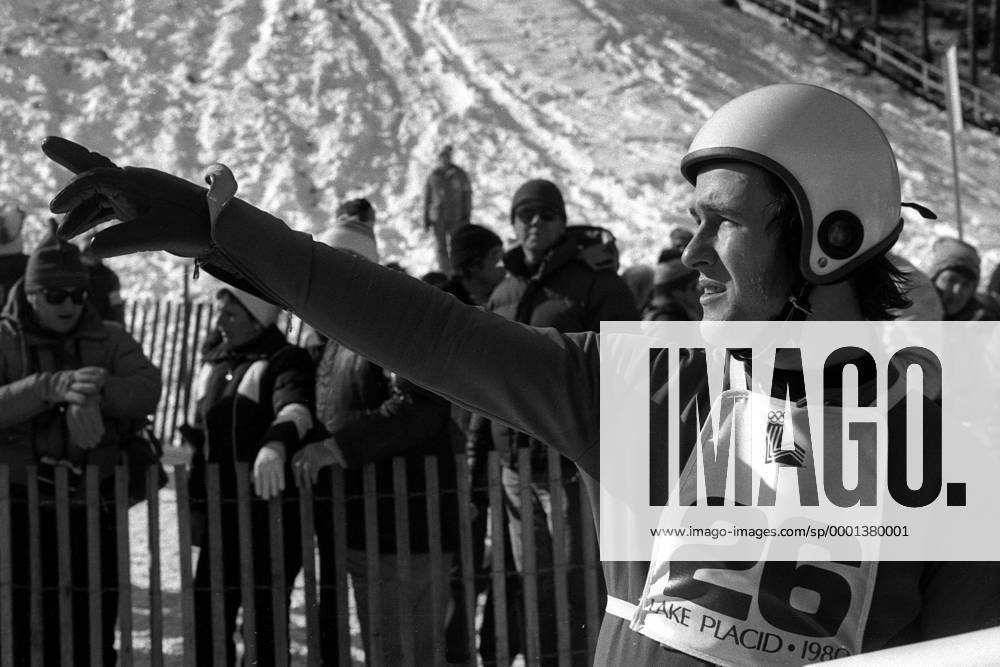 Ulrich Wehling (DDR) betrachtet skeptisch seine Punkte Nordische Kombination OS Winter Herren Olympische Winterspiele 1980, Olympia, Olympiade, Spiele, Nordischer Skisport, Ski Nordisch, Vsw Einzelbild Lake Placid Skepsis,