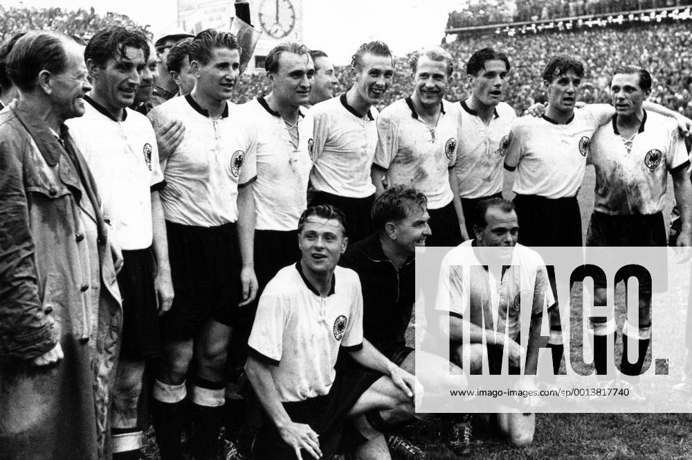 Weltmeister 1954 BR Deutschland, hi.v.li.: Bundestrainer Sepp Herberger, Fritz Walter, Helmut Rahn, Jupp Posipal, Horst Eckel, Werner Liebrich, Ottmar Walter, Hans Schäfer, Max Morlock, vorn: Karl Mai, Torwart Toni Turek und Werner Kohlmeyer