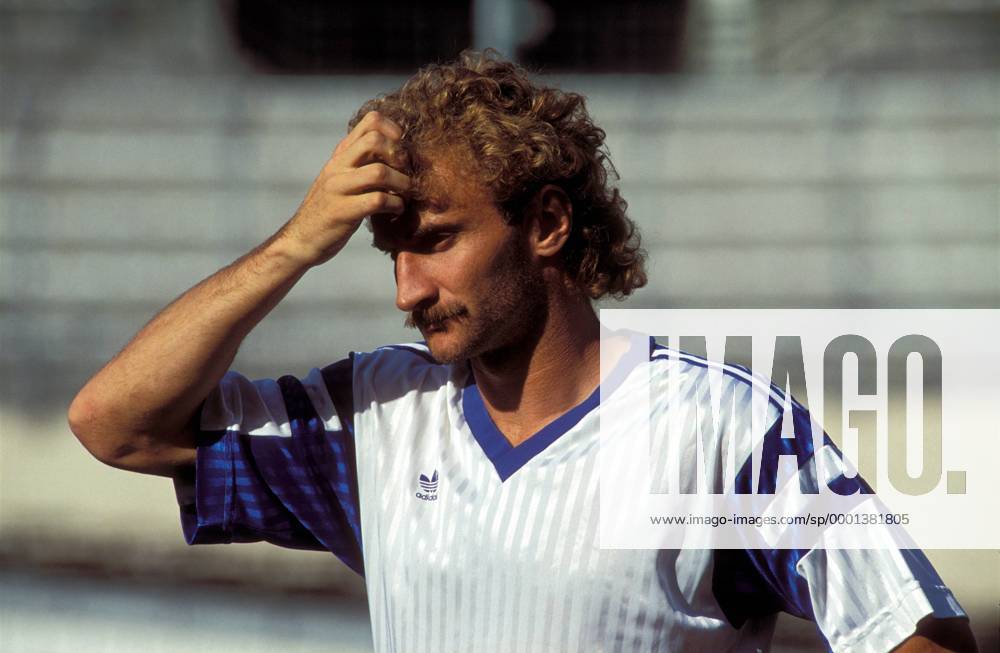 Rudi Völler (Marseille) nachdenklich während des Trainings Fußball Herren DEUTSCHSPRACHIGE SPORTZEITSCHRIFTEN UND -ZEITUNGEN NUR NACH RÜCKSPRACHE, Ligue Une 1992 1993, OM Einzelbild Marseille Nachdenklichkeit,
