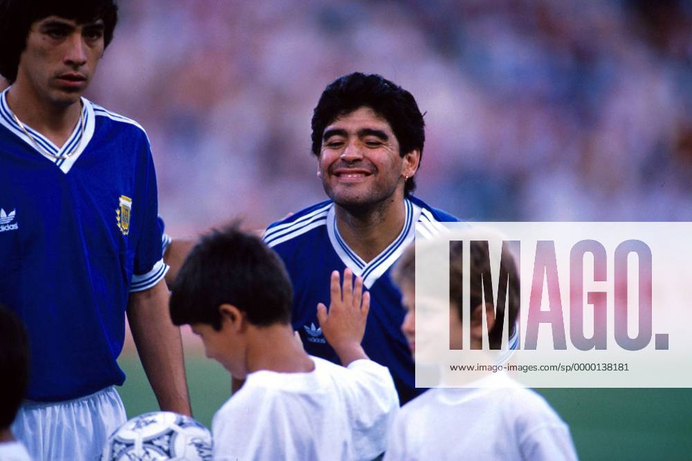 Diego Armando Maradona (Argentinien) spaßt mit einem Balljungen, links Teamkollege Jose Basualdo Fußball WM Herren Weltmeisterschaft 1990, Länderspiel: Argentinien, Endspiel, Finale Gruppe Stadio Olimpico Rom Harmonie, Freude,