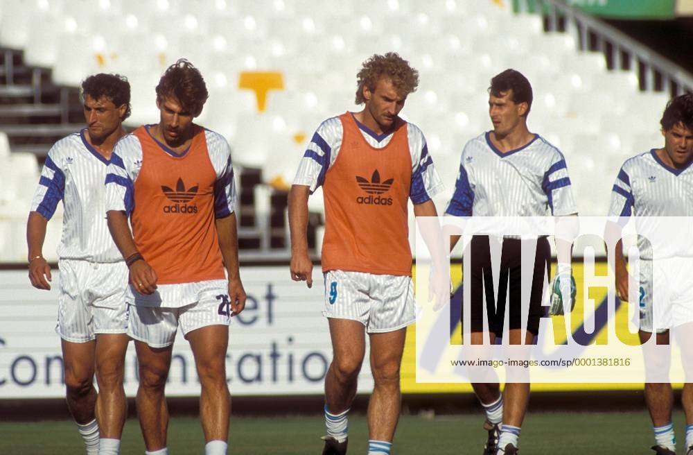Rudi Völler (Mitte, Marseille) während des Trainings mit seinen Teamkollegen Fußball Herren DEUTSCHSPRACHIGE SPORTZEITSCHRIFTEN UND -ZEITUNGEN NUR NACH RÜCKSPRACHE, Ligue Une 1992 1993, OM Gruppe Marseille