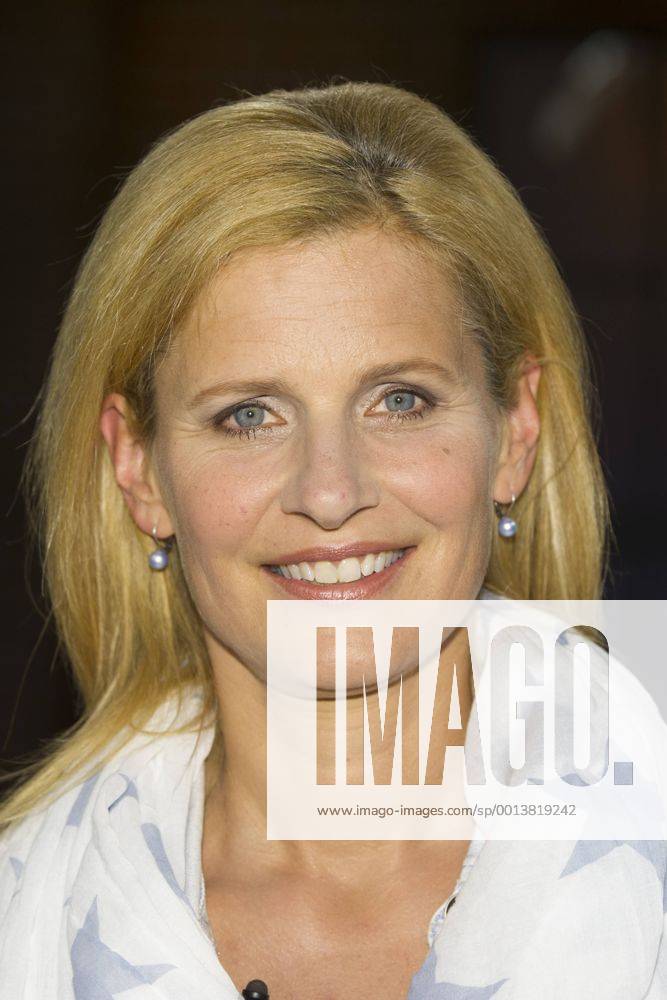 Katrin MÜLLER-HOHENSTEIN, Müller-Hohenstein, Moderatorin, Portraet, Porträt, Portrait, angeschnittenes Einzelbild, Einzelmotiv, zu Gast in der Sendung Kölner Treff im WDR Fernsehen, 14.06.2013. Â