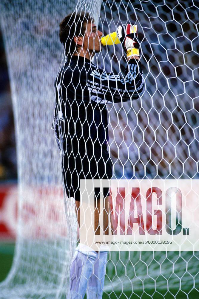 Bodo Illgner (BRD) steht im Tor und nimmt einen Schluck aus der Trinkflasche Fußball WM Herren Weltmeisterschaft 1990, Länderspiel: BR Deutschland, Endspiel, Finale Einzelbild Stadio Olimpico Rom