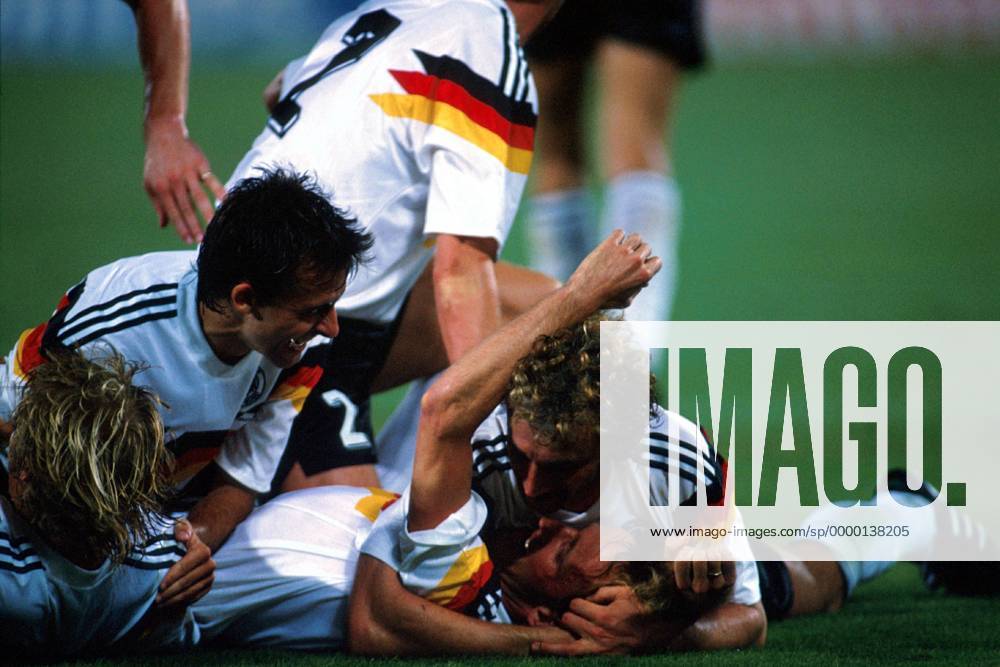 Rudi Völler (BRD, re.), Torschütze Andreas Brehme und Pierre Littbarski (li.) jubelnd Fußball WM Herren Weltmeisterschaft 1990, Länderspiel: BR Deutschland, Endspiel, Finale Gruppe Stadio Olimpico Rom Harmonie, Freude,