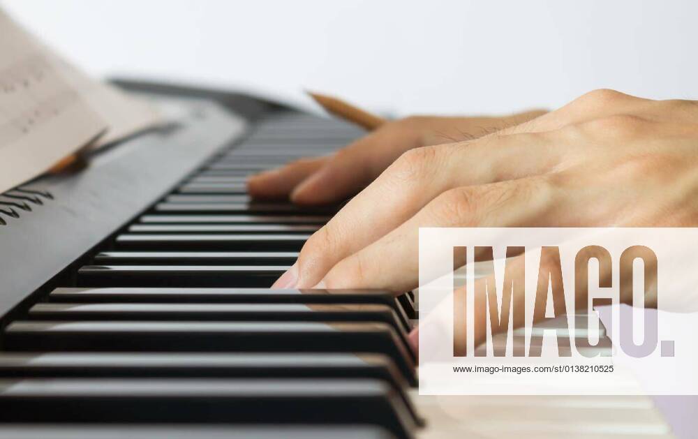 IMAGO Creative: Bildung, Musikerziehung Piano Player Hand on Electric Piano with Sheet music, 13.10.2020,