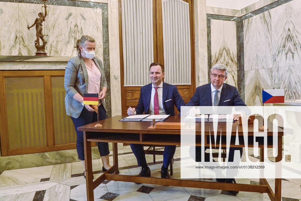 Czech Industry and Trade Minister Karel Havlicek, right, and Skoda Auto board chairman Thomas Schafer, center, signed a memorandum on cooperation in the development of electromobility, on October 11, 2021, in Prague, Czech Republic. (CTKxPhoto VitxSimanek) CTKPhotoP2021101106038 VIS 002