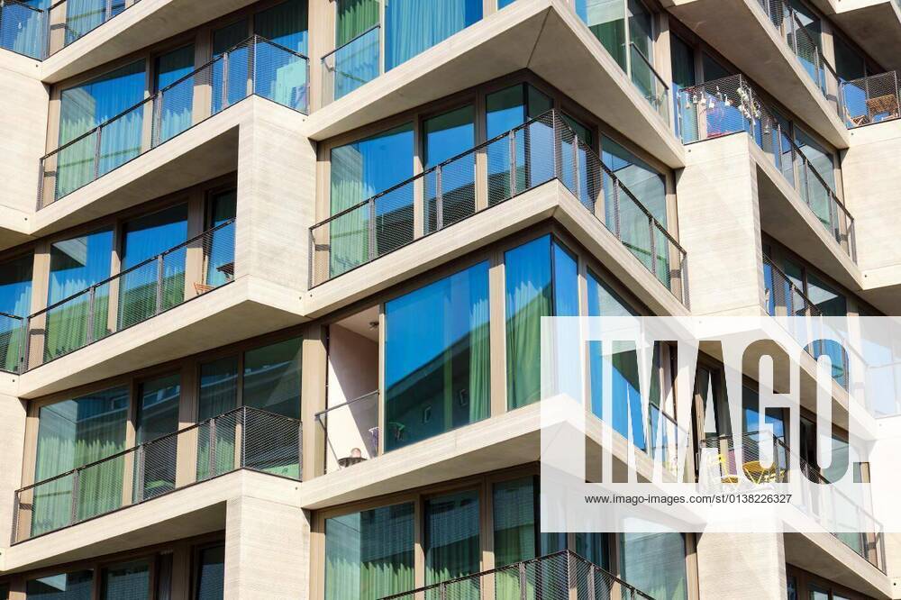 IMAGO Creative: Architektur in Berlin Detail of a modern apartment building with floor-to-ceiling windows seen in Berlin, Germany, 13.10.2020,