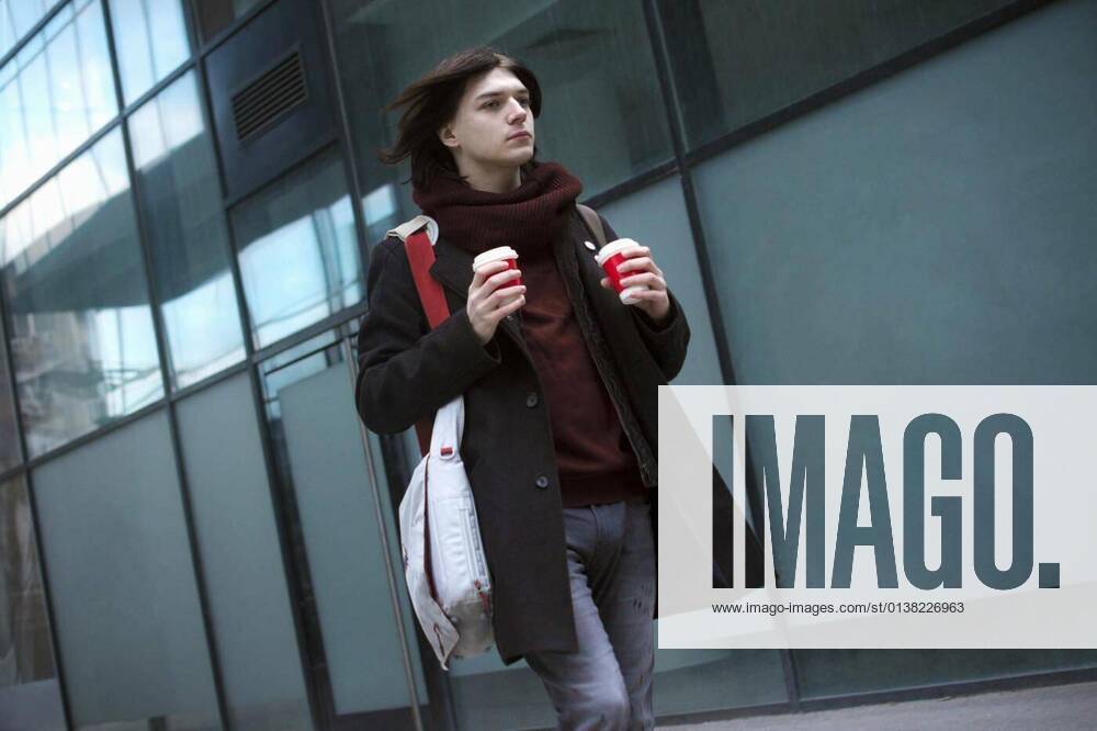 Hurrying guy with coffee model released, Symbolfoto, 13.10.2020,