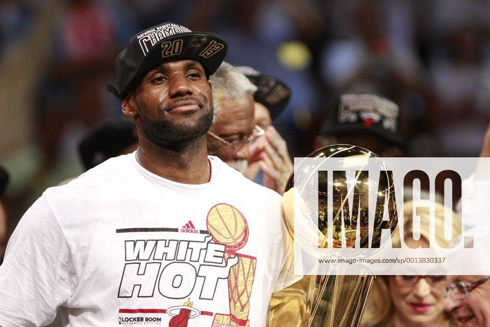 (130621) -- MIAMI, June 20, 2013 (Xinhua) -- LeBron James of Miami Heat holds the trophy after the game 7 of the NBA Basketball Herren USA finals against San Antonio Spurs in Miami, the United States on June 20, 2013. Heat defeated Spurs 95-88 and won the champion. (Xinhua Song Qiong) (SP)US-MIAMI-NBA-FINALS-GAME 7