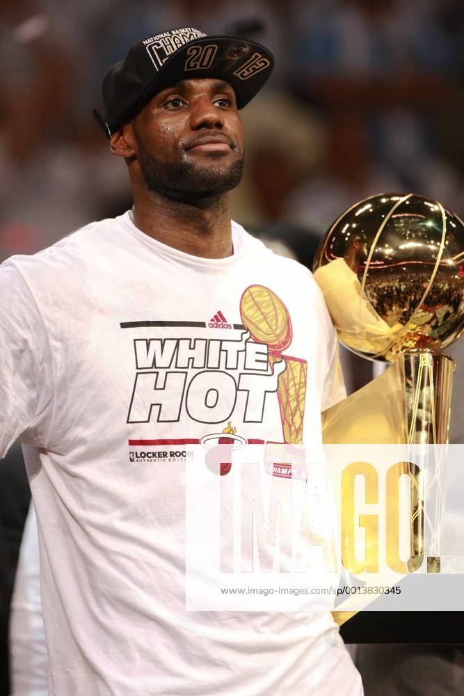 (130621) -- MIAMI, June 20, 2013 (Xinhua) -- LeBron James of Miami Heat holds up the trophy during the awarding ceremony of the NBA Basketball Herren USA finals after defeating San Antonio Spurs in Miami, the United States on June 20, 2013. Miami Heat won 95-88 and claimed the champion by 4-3. (Xinhua Song Qiong) (lm) (SP)US-MIAMI-NBA-FINALS-GAME 7