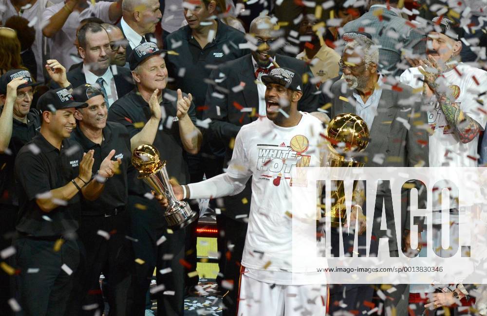 (130621) -- MIAMI, June 20, 2013 (Xinhua) -- LeBron James (3rd R, front) of Miami Heat holds the Larry O Brien trophy and the MVP trophy during the awarding ceremony of the NBA Basketball Herren USA finals after defeating San Antonio Spurs in Miami, the United States on June 20, 2013. Miami Heat won 95-88 and claimed the champion by 4-3. (Xinhua Wang Lei) (lm) (SP)US-MIAMI-NBA-FINALS-GAME 7