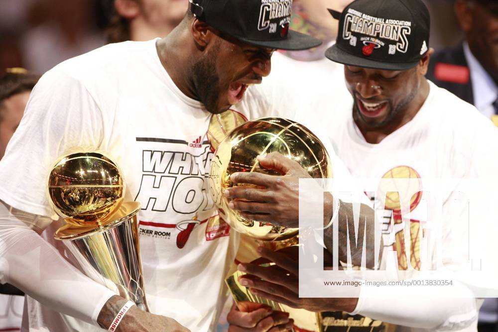 (130621) -- MIAMI, June 20, 2013 (Xinhua) -- LeBron James (L) of Miami Heat celebrates with teammate Dwyane Wade after the game 7 of the NBA Basketball Herren USA finals against San Antonio Spurs in Miami, the United States, on June 20, 2013. Heat defeated Spurs 95-88 and won the champion. (Xinhua Song Qiong) (SP)US-MIAMI-NBA-FINALS-GAME 7