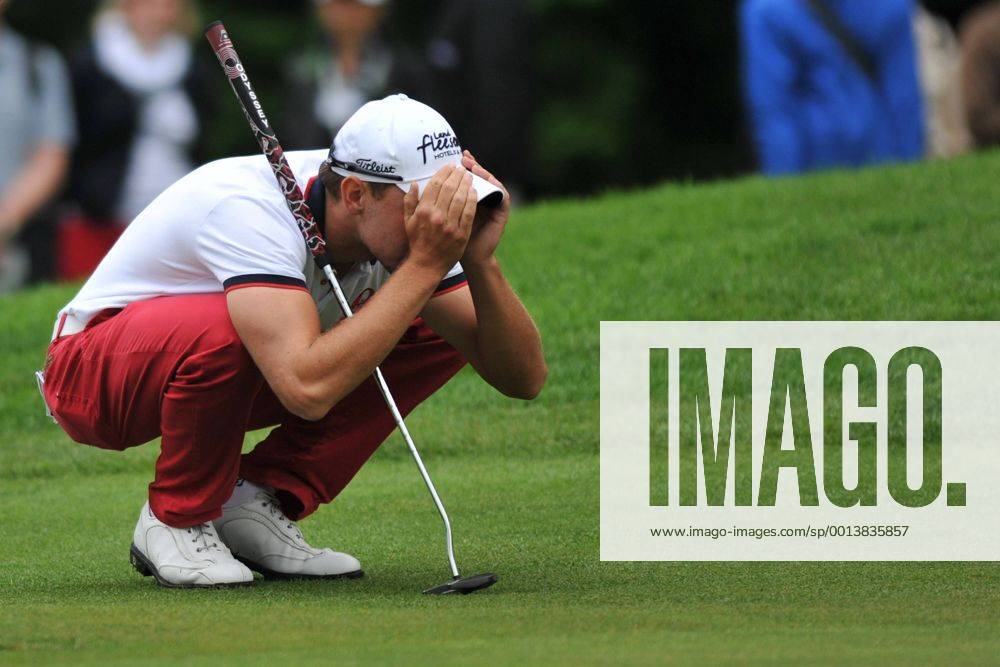 Maximilian KIEFFER (GER) beim lesen der Putlinie. Deutschland, Eichenried: Golf, European Tour: 25. BMW International Open 3. Tag am 22.06.2013, Golfclub München Eichenried.