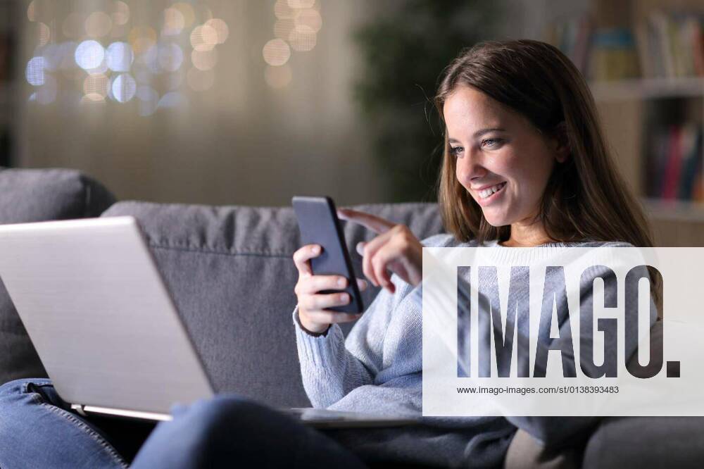 IMAGO Creative: Digitale Welt, Social Commerce Happy woman using laptop checks smart phone model released, Symbolfoto, 13.10.2020,